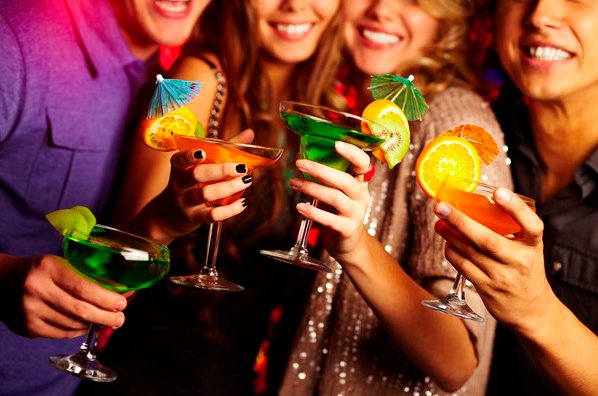Неврологи утверждают: вечеринки с алкоголем в молодости наносят сильнейший удар мозгу.