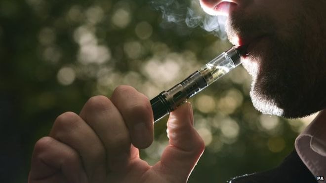 Онкологи рассказали, к чему приводит использование электронных сигарет.