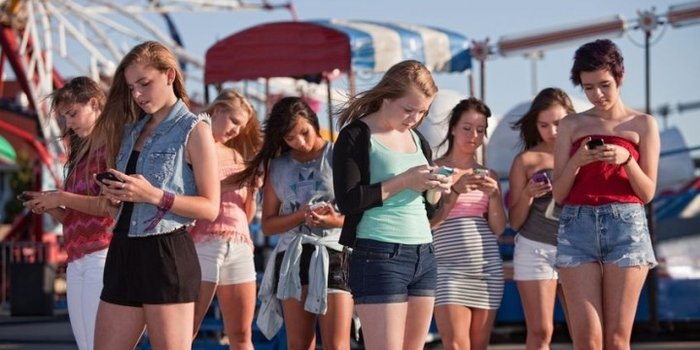 Социальные сети оказывают отрицательное влияние на подростков. 