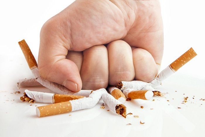 Отказ от курения значительно понижает риск инсульта. 
